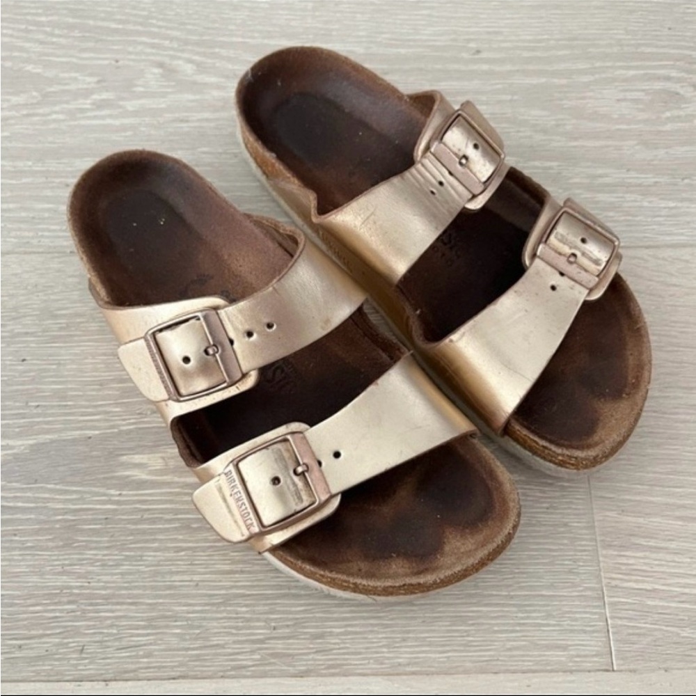 Birkenstock “Arizona” rose gold sandals